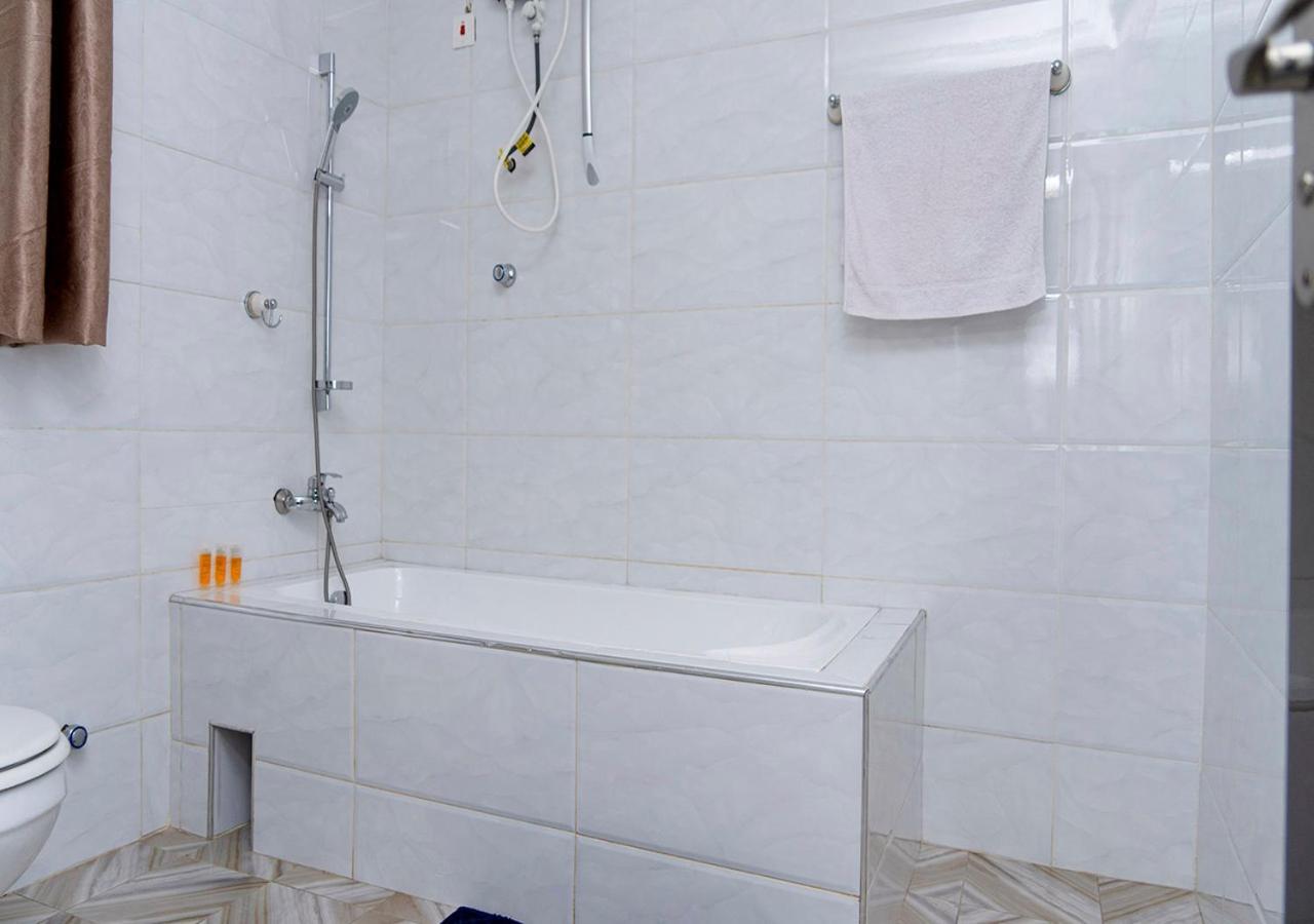 La-Viv Royal Hotel Kumasi Bagian luar foto